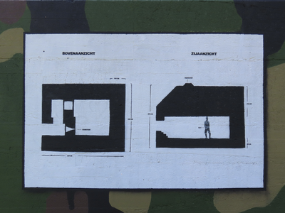 902035 Afbeelding van een paneel met een boven- en zijaanzicht van de bunker, op de zijkant van een door de Verfdokter ...